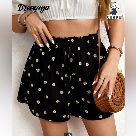 SHEIN daisy print summer boho shorts - Picture 1 of 10